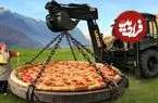 ببینید| غذای روستایی در آذربایجان؛ پخت یک پیتزای غول پیکر و حمل آن با بیل مکانیکی