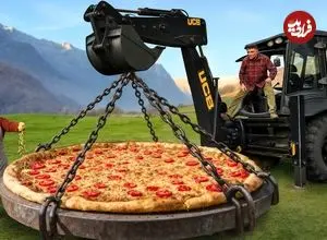 ببینید| غذای روستایی در آذربایجان؛ پخت یک پیتزای غول پیکر و حمل آن با بیل مکانیکی
