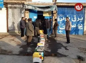 عکس| سفر به ایران قدیم؛ «تهرانی ها در صف بنزین»؛ سال 1357