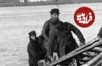 عکس| سفر به ایران قدیم؛ ماهیگیرها در حال سوار شدن در قایق در ساحل انزلی؛ سال 1313