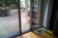 (ویدئو) حواس‌پرتی دردسرساز یک زن؛ رد شدن از درِ توری!