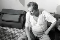 عکس؛ سفر در زمان؛ «حمیدرضا پهلوی» در حال گفتگو با خبرنگارها در زندان اوین؛ سال 65
