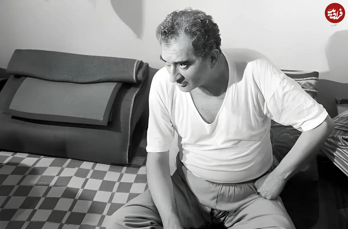 عکس؛ سفر در زمان؛ «حمیدرضا پهلوی» در حال گفتگو با خبرنگارها در زندان اوین؛ سال 65