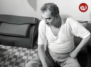 عکس؛ سفر در زمان؛ «حمیدرضا پهلوی» در حال گفتگو با خبرنگارها در زندان اوین؛ سال 65