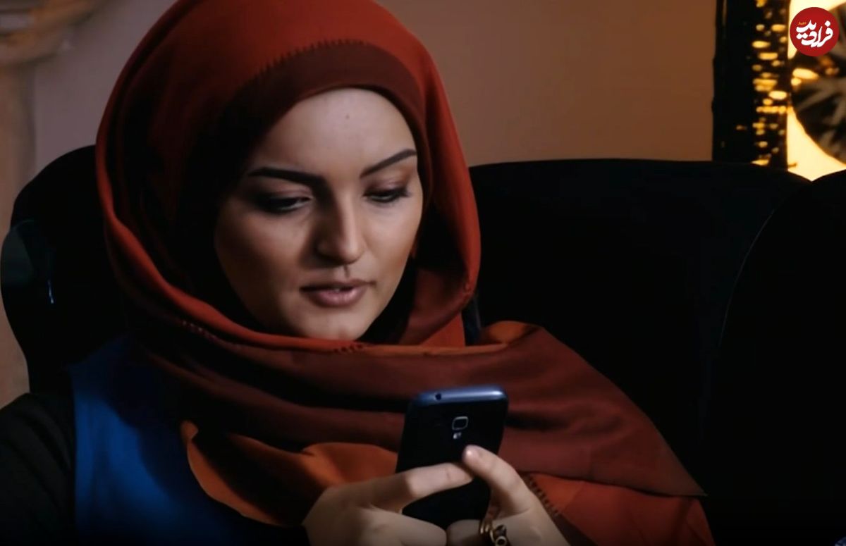 عکس| سفر در زمان؛ ژست عاشقانه «بیتا» سریال آوای باران در کنار همسرش؛ سال 1403