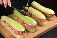 ببینید| طرز تهیه یک غذای ساده و جدید با کدو سبز و گوشت چرخ کرده