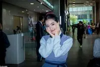 عکس| سفر زمان؛ «اونک‌نیو» با لباس سنتی در نشست خبری سریال «گلی در زندان»