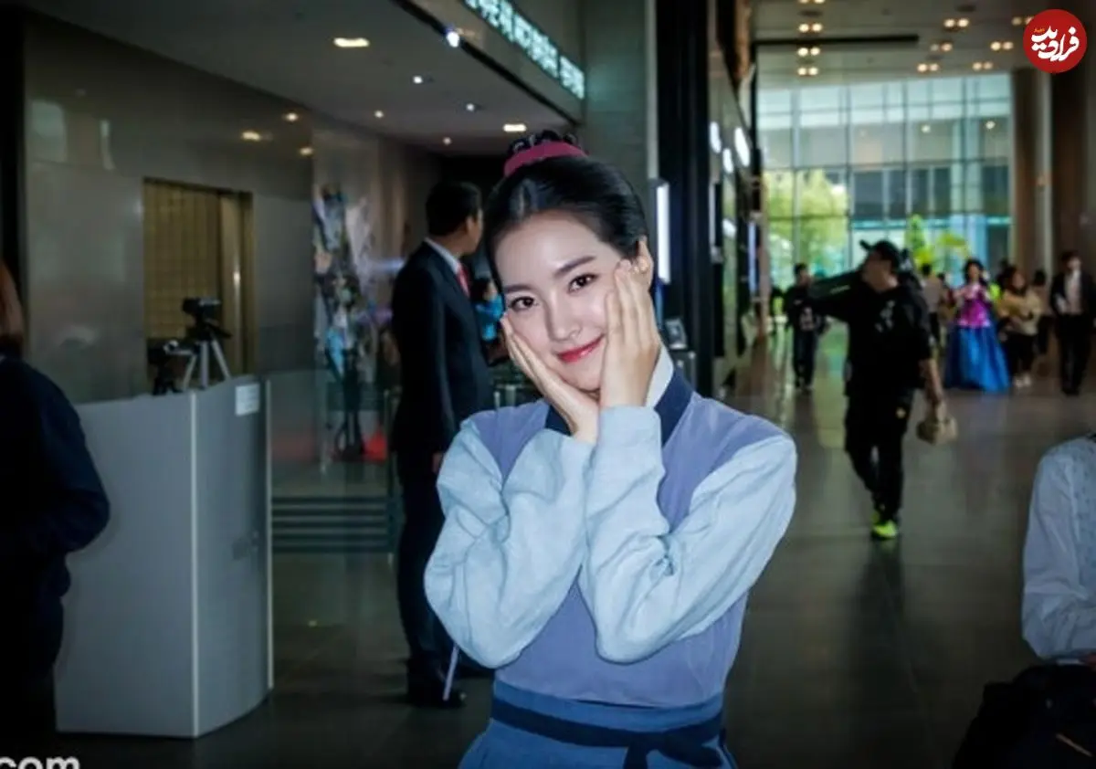 عکس| سفر زمان؛ «اونک‌نیو» با لباس سنتی در نشست خبری سریال «گلی در زندان»