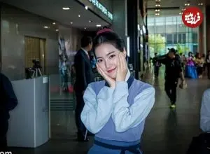 عکس| سفر زمان؛ «اونک‌نیو» با لباس سنتی در نشست خبری سریال «گلی در زندان»