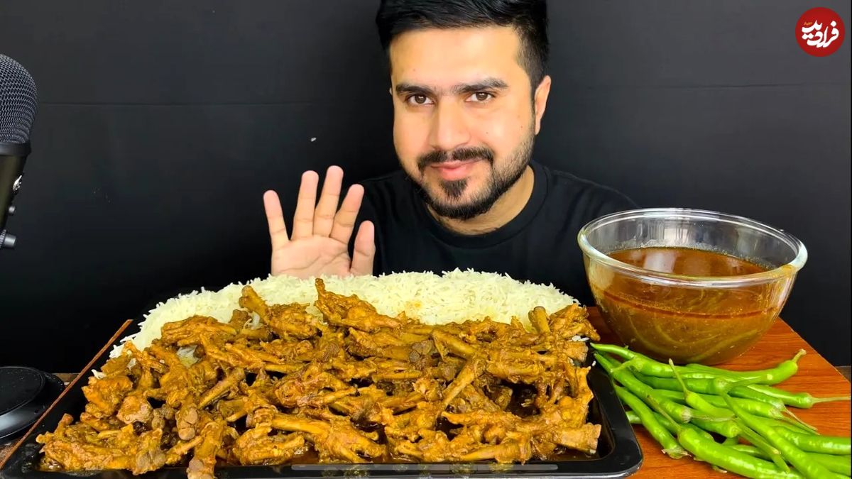 (ویدئو) غذا خوردن با صدا؛ خوردن 2.5 کیلوگرم چلوپای مرغ توسط جوان مشهور پاکستانی