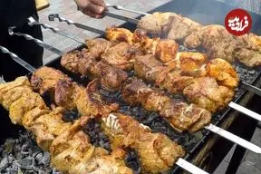 ببینید| غذای خیابانی در اوکراین؛ انواع کباب، ماهی سوخاری، سوسیس و ... در کی یف