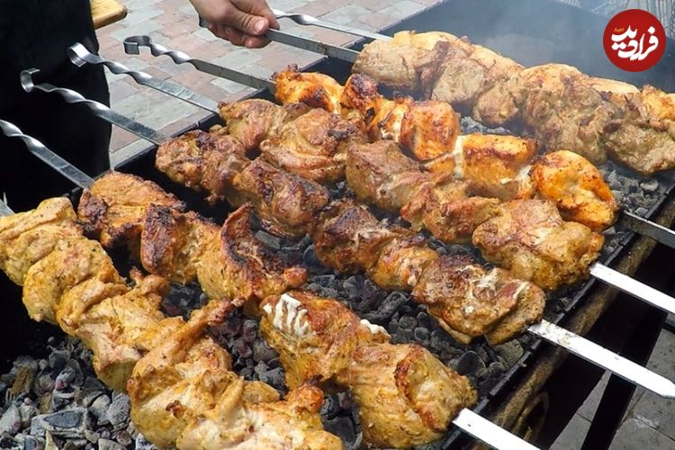 ببینید| غذای خیابانی در اوکراین؛ انواع کباب، ماهی سوخاری، سوسیس و ... در کی یف