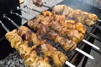 ببینید| غذای خیابانی در اوکراین؛ انواع کباب، ماهی سوخاری، سوسیس و ... در کی یف