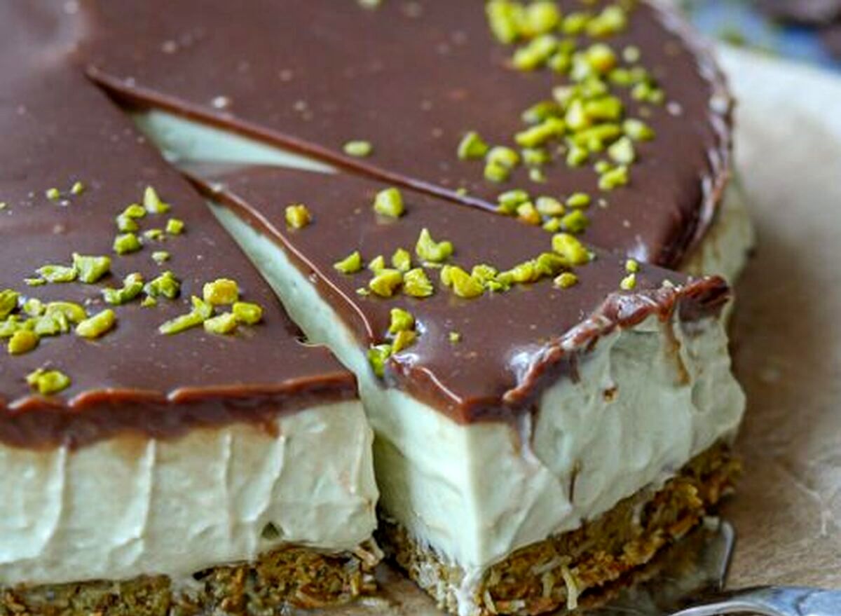 طرز تهیه چیز کیک شکلات دبی؛ شیرینی خوشمزه این روزها!