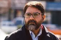 عکس| سفر زمان؛ «پرویز پرستویی» در جوانی و روی صحنه یک تئائر؛ سال 1353