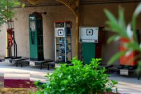 عکس؛ سفر در زمان؛ پمپ بنزینی در آبیک قزوین در سال ۱۳۴۷