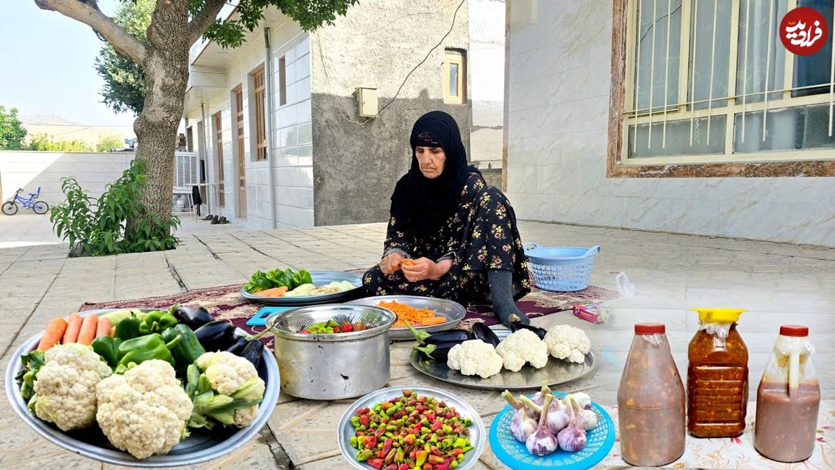 ببینید؛ غذای روستایی در ایران؛ تهیه ترشی مخلوط توسط مادربزرگ ایلامی