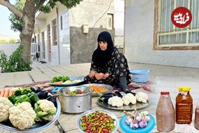 ببینید؛ غذای روستایی در ایران؛ تهیه ترشی مخلوط توسط مادربزرگ ایلامی