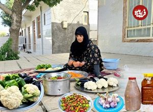 ببینید؛ غذای روستایی در ایران؛ تهیه ترشی مخلوط توسط مادربزرگ ایلامی