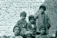 عکس| سفر به ایران قدیم؛ دانش‌آموزان و معلمان «مدرسه یهودی‌ها» در اصفهان؛ دوران قاجار
