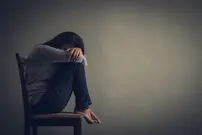 ۸ نشانه افرادی که غمگین هستند اما آن را پنهان می‌کنند