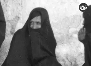 عکس| سفر زمان؛ «زنان شیرازی» در حال گفتگو در حیاط یک خانه؛ 92 سال قبل