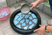 (ویدئو) چگونه با کاشی شکسته، سیمان و لاستیک قدیمی یک میز قهوه خوری بسازیم؟