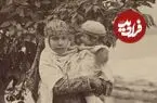 عکس| سفر زمان؛ عکس یادگاری یک خانوادۀ زرتشتی در حیاط خانه‌شان؛ 140 سال قبل