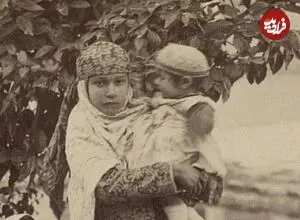 عکس| سفر زمان؛ عکس یادگاری یک خانوادۀ زرتشتی در حیاط خانه‌شان؛ 140 سال قبل