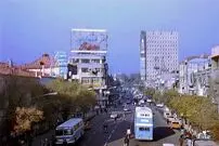عکسی قدیمی از بازار سیاه دلار 180 تومانی در میدان فردوسی تهران؛ سال 1372