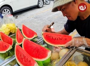 ببینید؛ برش زدن تماشایی هندوانه و آناناس به روش فروشنده خیابانی تایلندی 