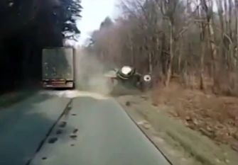(ویدیو) واژگونی مرگبار تراکتور در سبقت کامیون