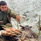 (ویدئو) نمایی دیدنی از تهیه جوجه کباب در کوهستان های آذربایجان به یک روش ویژه