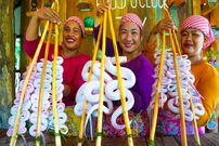 ببینید| غذای روستایی در سنگاپور؛ پخت سوپ با مار پیتون در طبیعت روستا