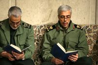 عکس؛ سفر به تاریخ؛ لحظۀ دراز کشیدن «سرلشکر باقری» 22 ساله در قبر برادر شهیدش؛ سال 1361