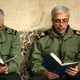 عکس؛ سفر به تاریخ؛ لحظۀ دراز کشیدن «سرلشکر باقری» 22 ساله در قبر برادر شهیدش؛ سال 1361