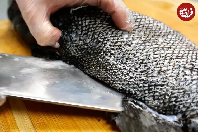 ببینید| غذای خیابانی در آمریکا؛ تهیه غذا با ماهی سیاه به همراه ژامبون در نیویورک