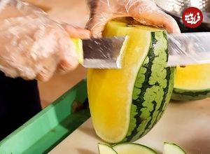 ببینید؛ برش ماهرانه هندوانه و تهیه آب هندوانه توسط فروشنده ماهر تایلندی