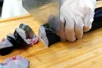 ببینید| غذای خیابانی در آمریکا؛ برش ماهرانه مارماهی و پخت دو نوع غذا با آن در نیویورک