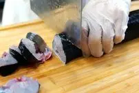 ببینید| غذای خیابانی در آمریکا؛ برش ماهرانه مارماهی و پخت دو نوع غذا با آن در نیویورک