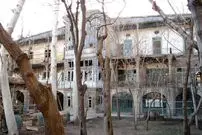 عکس| سفر به ایران قدیم؛ نمایی از «عابران، خودروها و گراند هتل قزوین»؛ سال 1335