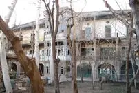 عکس| سفر به ایران قدیم؛ نمایی از «عابران، خودروها و گراند هتل قزوین»؛ سال 1335