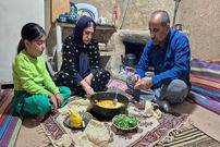 ببینید؛ غذای روستایی در ایران؛ پخت املت سنتی توسط بانوی روستایی