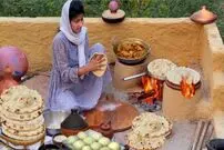 ببینید؛ غذای روستایی در هند؛ پخت خوراک مرغ کاری و نان تازه توسط بانوی روستایی