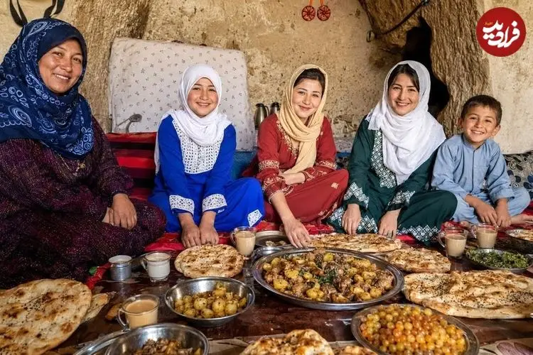 ببینید| غذای روستایی در افغانستان؛ پخت یک خوراک سنتی با بادمجان در غار