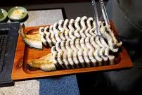 ببینید| غذای خیابانی در کره؛ تهیه کباب و سوپ با مارماهی در سئول