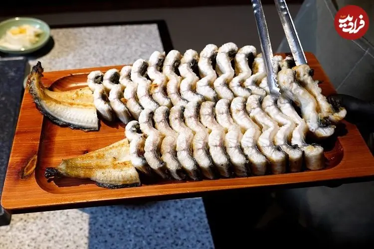 ببینید| غذای خیابانی در کره؛ تهیه کباب و سوپ با مارماهی در سئول