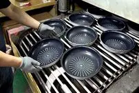 (ویدئو) ببینید کُره ای ها چگونه ماهیتابه های نچسب مشهورشان را تولید می کنند