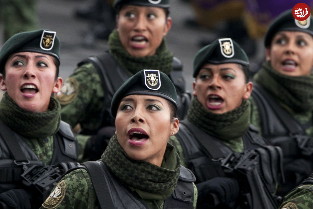 عکس پربازدید از افسران زن در رژه نیروهای نظامی