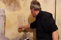 سنگ‌قبر 2 هزارساله‌ای که در جریان تعمیر لوله‌کشی آب در دیوار خانه کشف شد